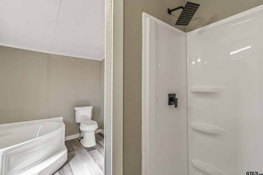 Welcome to this beautifully updated 4-bedroom, 2-bathroom mobile - photo 7