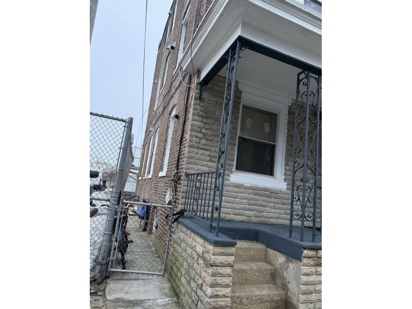 Investors delight. This 5 bedroom house can easily be used as a - photo 3