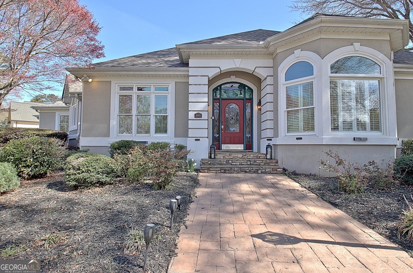 Stunning large Ranch home. No Stairs! Perfect for those who like - photo 2