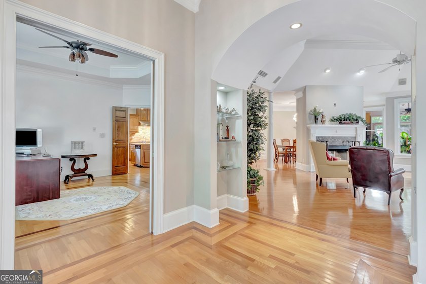 Stunning large Ranch home. No Stairs! Perfect for those who like - photo 9