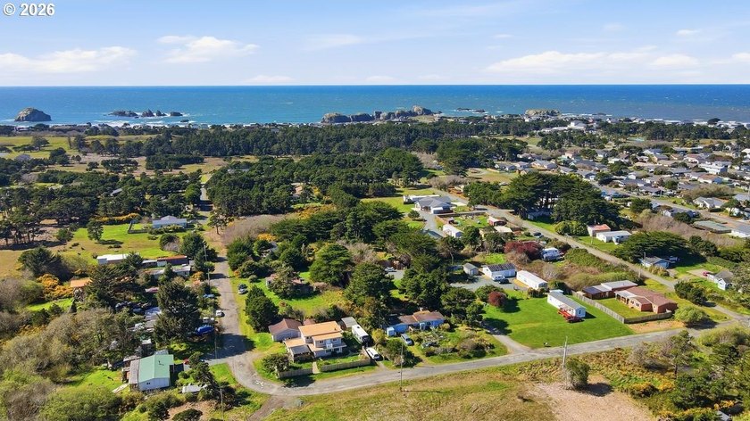 Opportunity awaits in scenic Bandon! Situated on 0.18 acres - photo 7