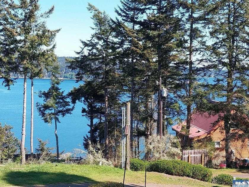 Perched in a peaceful, friendly neighborhood, this light-filled - photo 39
