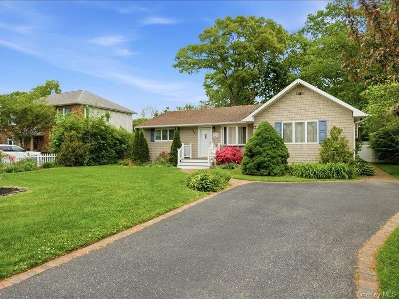 Welcome to this beautifully maintained three bedroom, 2 bath - photo 2