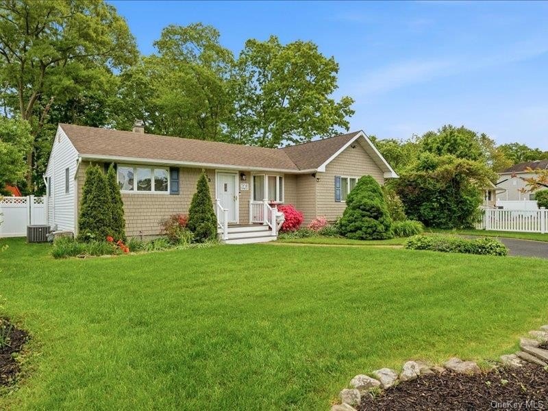 Welcome to this beautifully maintained three bedroom, 2 bath - photo 3