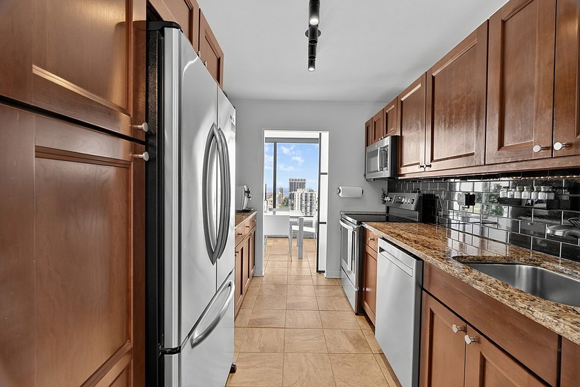 A rare opportunity to own a rarely available top-floor corner - photo 31