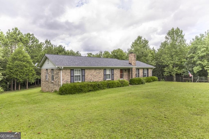 This move-in-ready, single-story 3-bedroom, 1.5-bathroom brick - photo 3