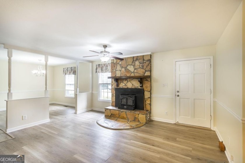 This move-in-ready, single-story 3-bedroom, 1.5-bathroom brick - photo 7