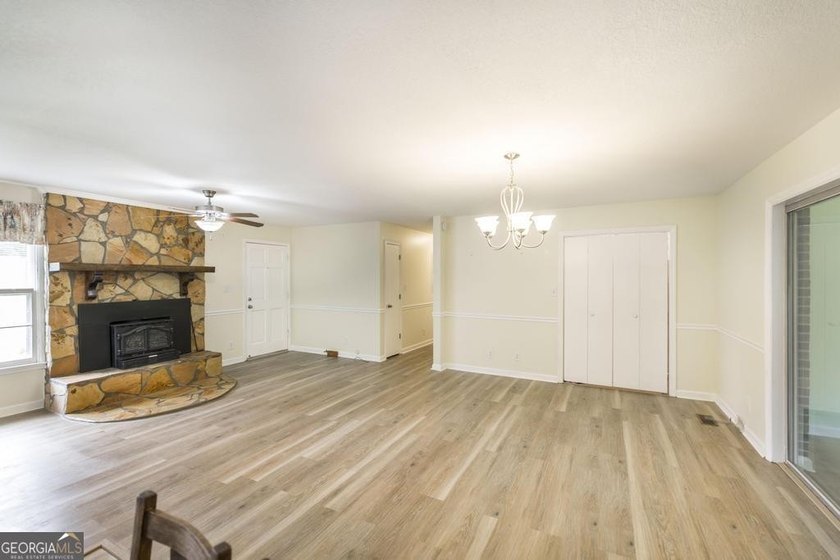This move-in-ready, single-story 3-bedroom, 1.5-bathroom brick - photo 8