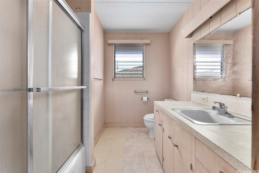 Spacious 6-bedroom, 3-bath home approximately 1968 sq. ft. of - photo 6