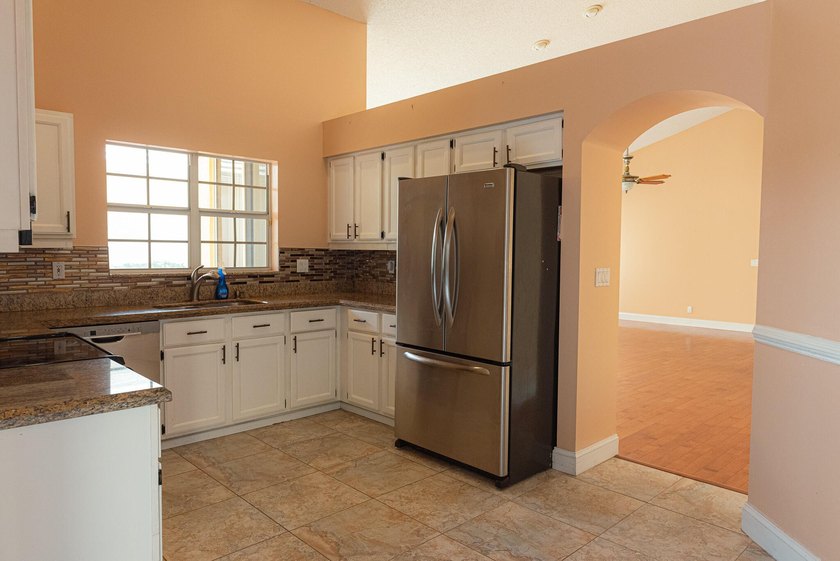 Beautiful 3BR/2BA home with 2-car garage located in the gated - photo 6