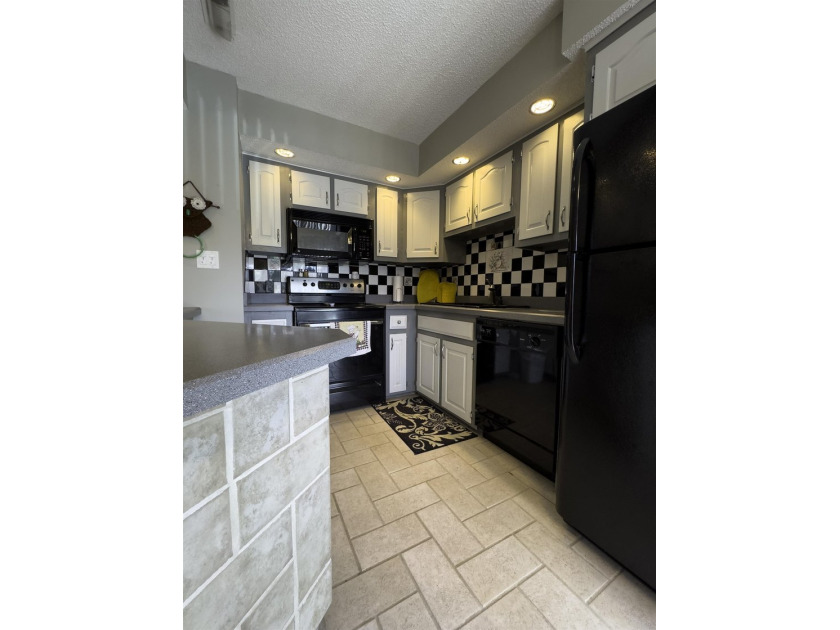 Well-Maintained 2-Bedroom, 2-Bathroom Condo in the Heart of - photo 6