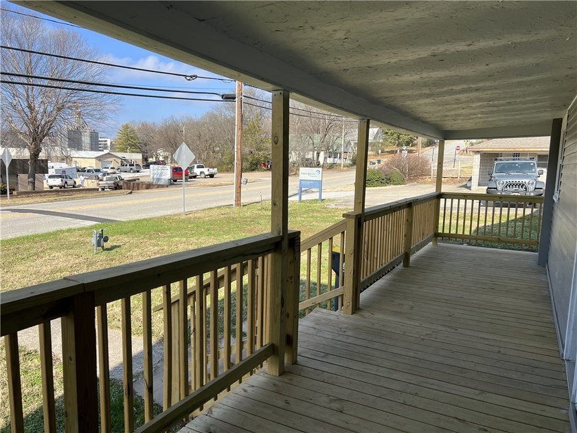 Updated 2,136 SQFT with 3 or 4 BR, 2 BA, 2 living areas, level - photo 23