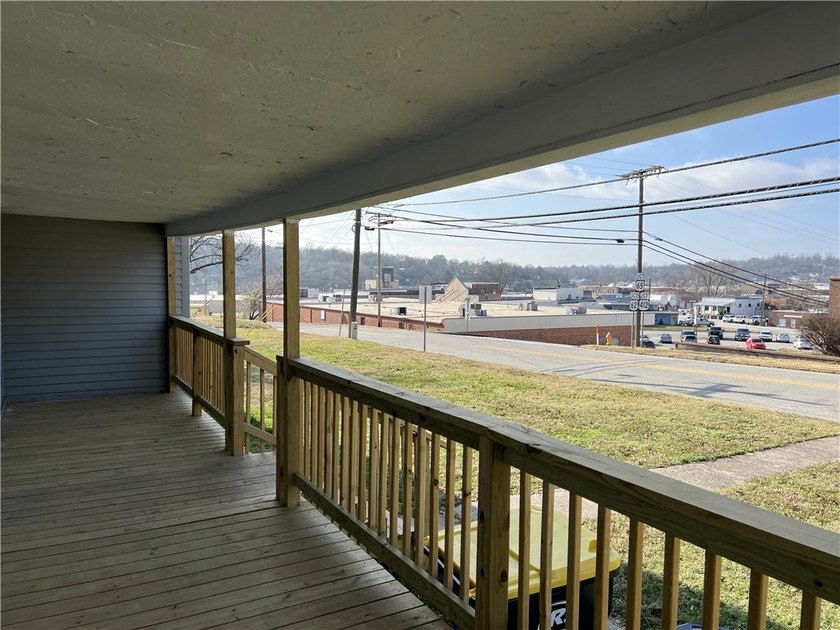 Updated 2,136 SQFT with 3 or 4 BR, 2 BA, 2 living areas, level - photo 24