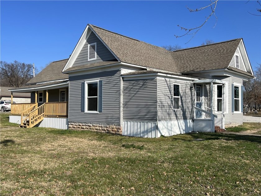 Updated 2,136 SQFT with 3 or 4 BR, 2 BA, 2 living areas, level - photo 25
