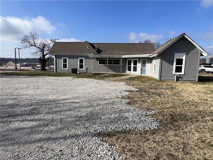 Updated 2,136 SQFT with 3 or 4 BR, 2 BA, 2 living areas, level - photo 27