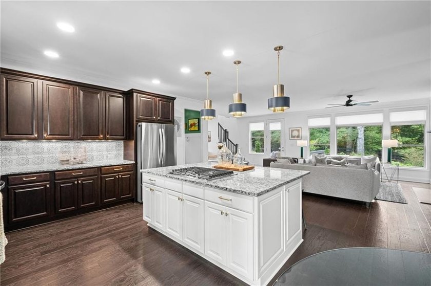 BEAUTIFUL OUTDOOR LIVING AND UPDATED KITCHEN &amp; OWNERS BATH IN - photo 12