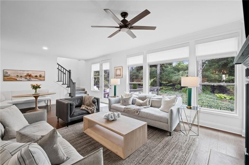BEAUTIFUL OUTDOOR LIVING AND UPDATED KITCHEN &amp; OWNERS BATH IN - photo 16