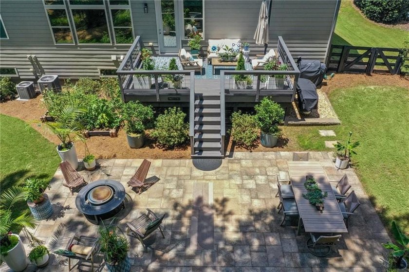 BEAUTIFUL OUTDOOR LIVING AND UPDATED KITCHEN &amp; OWNERS BATH IN - photo 36