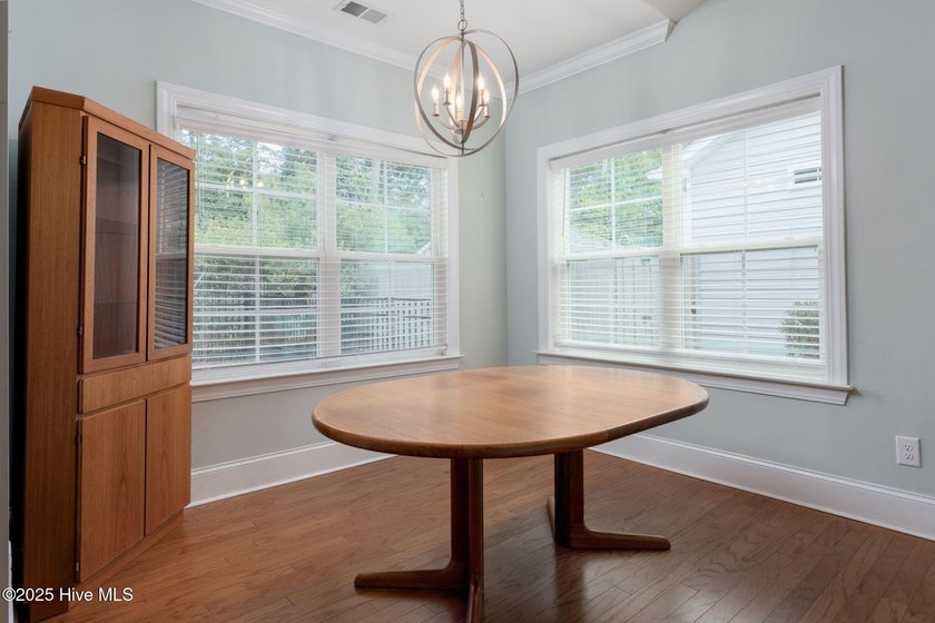 Charming home in an ideal location! This fabulous 3 bed 2 bath - photo 13