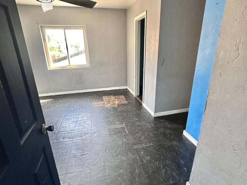 Welcome to 4156 Franklin Ave, San Diego! This 3-bedroom, 2-bath - photo 4