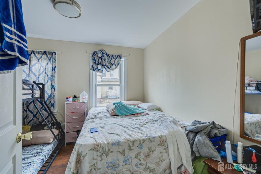 Incredible opportunity to Own and Rent !!! 1/2 Duplex 2-Family - photo 11