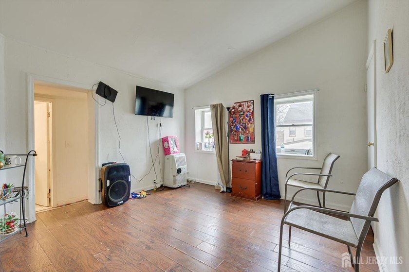 Incredible opportunity to Own and Rent !!! 1/2 Duplex 2-Family - photo 17