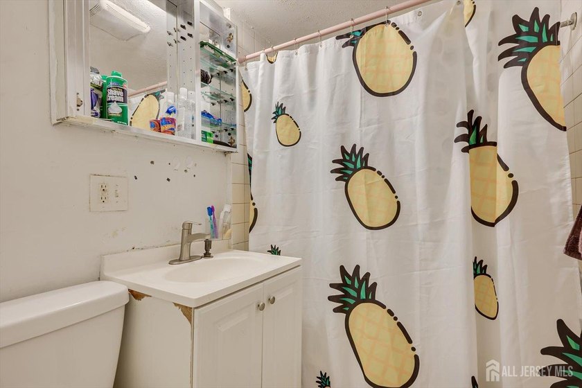 Incredible opportunity to Own and Rent !!! 1/2 Duplex 2-Family - photo 23