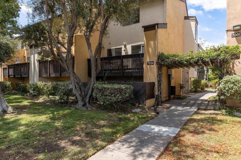 Welcome to this well-kept 2-bedroom, 2 full bath condo with 894 - photo 3