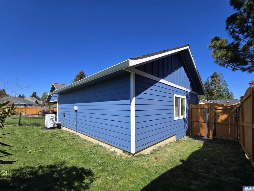 Contemporary single-level 3br, 2ba, plus office/den home in - photo 36