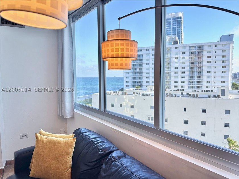Modern 1 bed + den, 1.5 bath residence in a beachfront building - photo 3