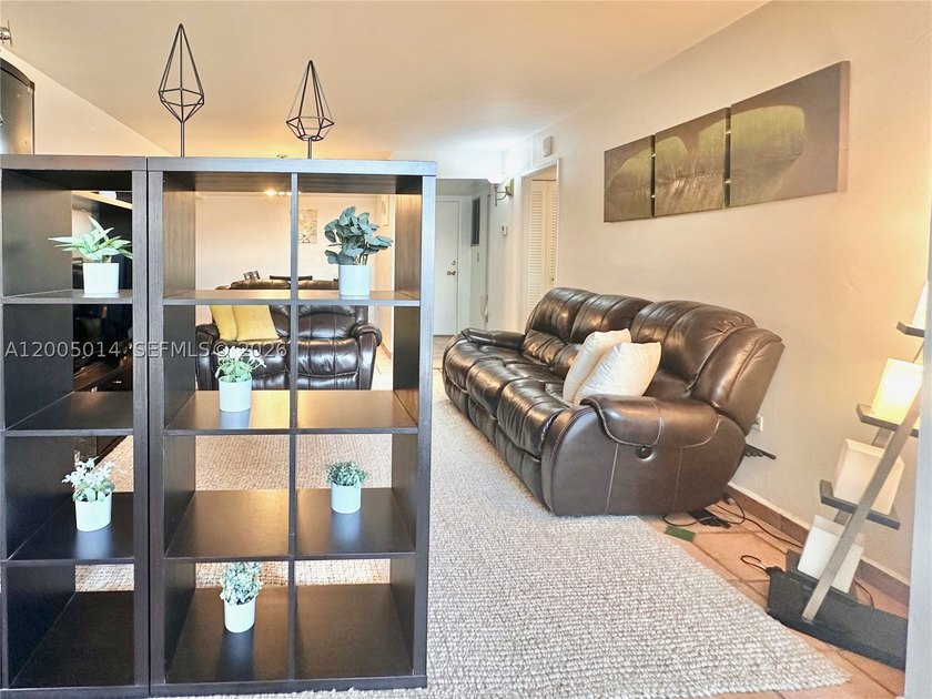 Modern 1 bed + den, 1.5 bath residence in a beachfront building - photo 4