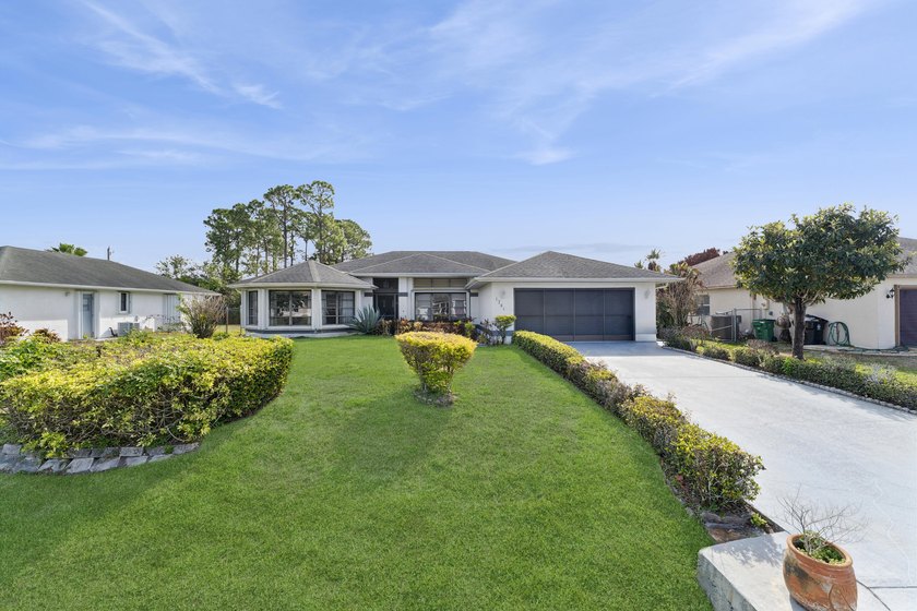 Welcome to this beautifully maintained 3-bedroom, 2-bathroom - photo 2