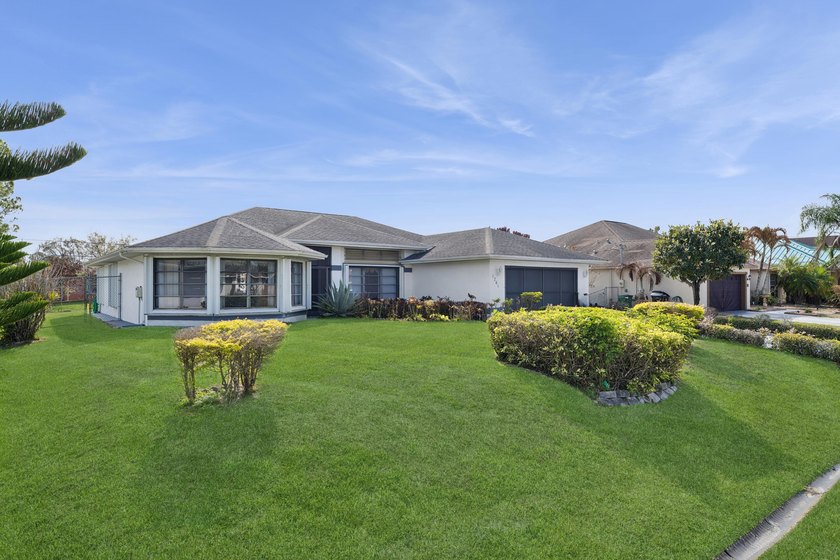 Welcome to this beautifully maintained 3-bedroom, 2-bathroom - photo 3