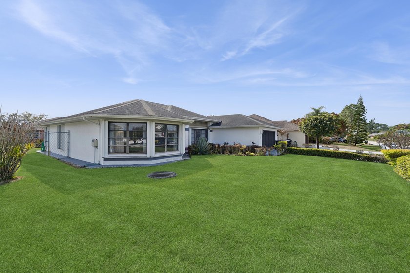 Welcome to this beautifully maintained 3-bedroom, 2-bathroom - photo 6