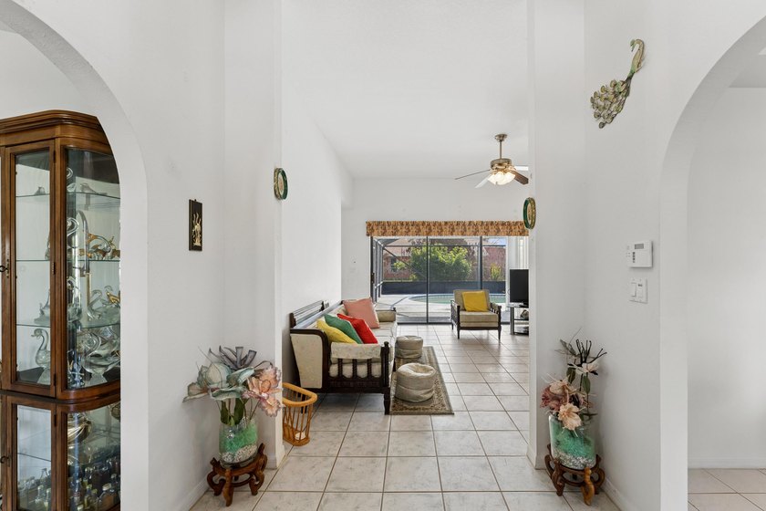 Welcome to this beautifully maintained 3-bedroom, 2-bathroom - photo 8