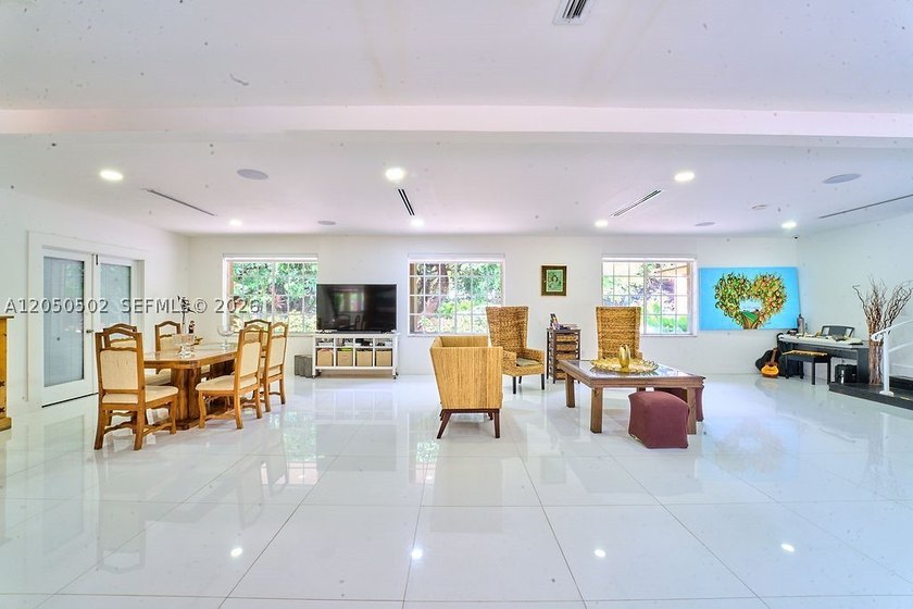 Exceptional opportunity to own a beautifully renovated 5-acre - photo 13