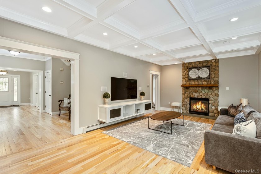 Exquisite Resort-Style Retreat in East Quogue. Recently - photo 15