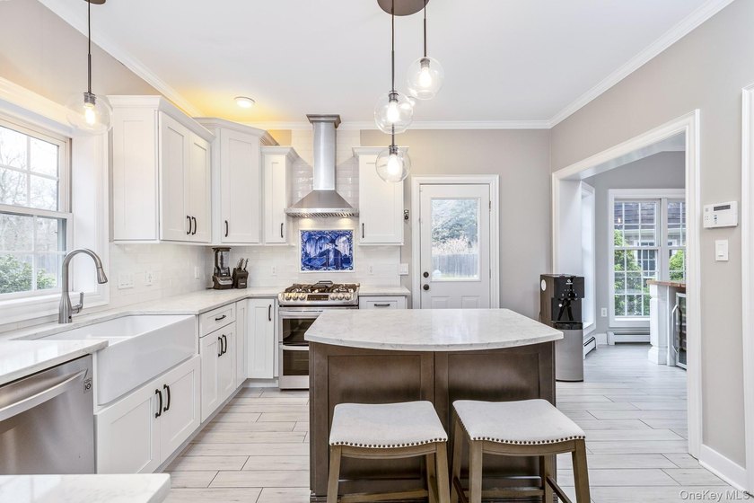 Exquisite Resort-Style Retreat in East Quogue. Recently - photo 17