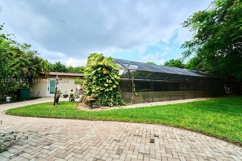 Exceptional opportunity to own a beautifully renovated 5-acre - photo 18