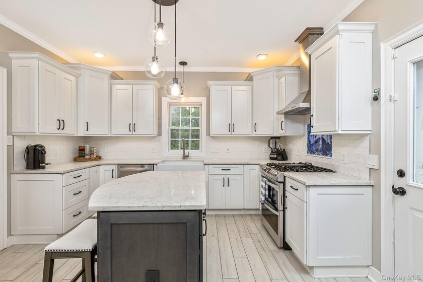 Exquisite Resort-Style Retreat in East Quogue. Recently - photo 19