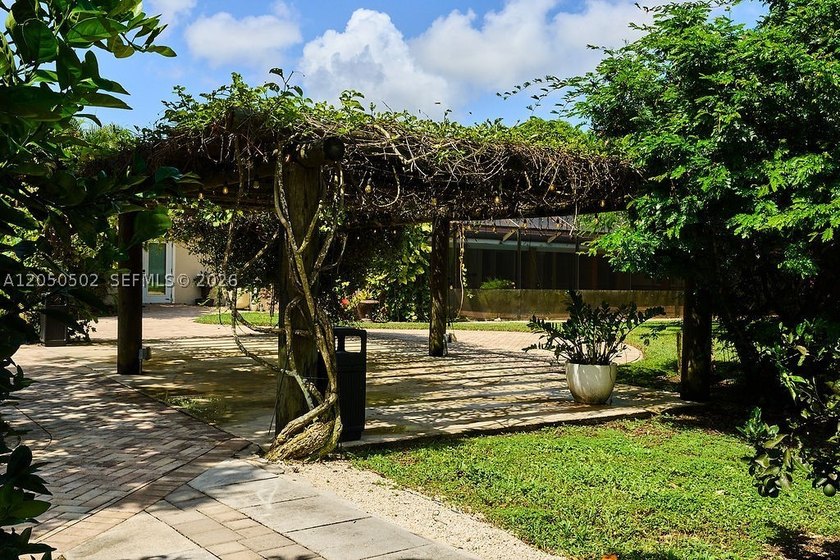 Exceptional opportunity to own a beautifully renovated 5-acre - photo 23