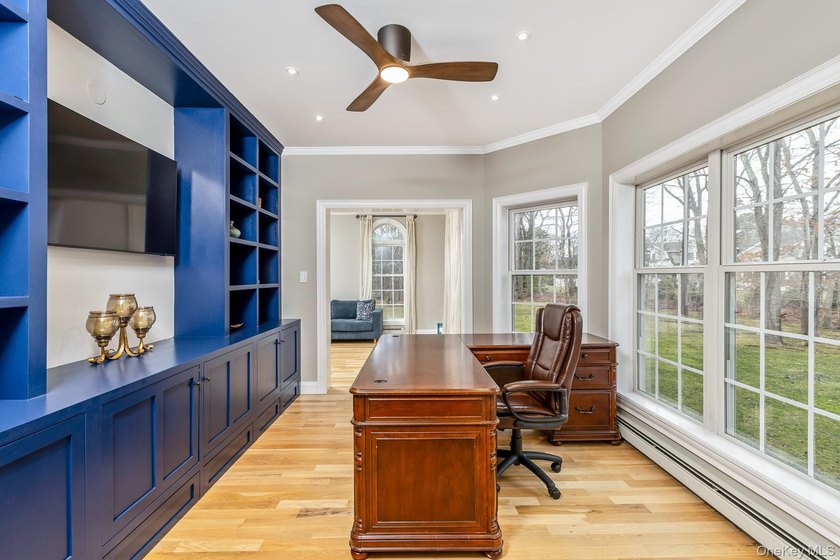 Exquisite Resort-Style Retreat in East Quogue. Recently - photo 23