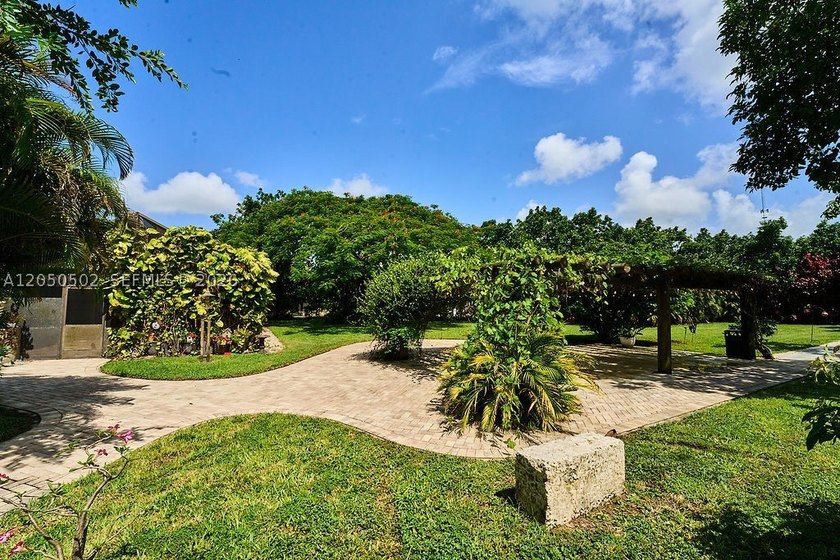 Exceptional opportunity to own a beautifully renovated 5-acre - photo 24