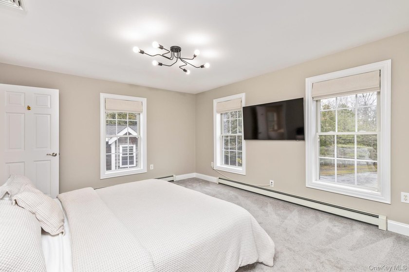 Exquisite Resort-Style Retreat in East Quogue. Recently - photo 30