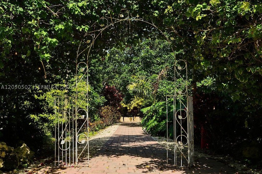 Exceptional opportunity to own a beautifully renovated 5-acre - photo 32