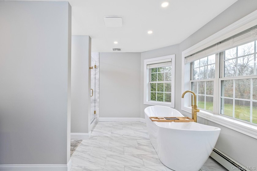 Exquisite Resort-Style Retreat in East Quogue. Recently - photo 32