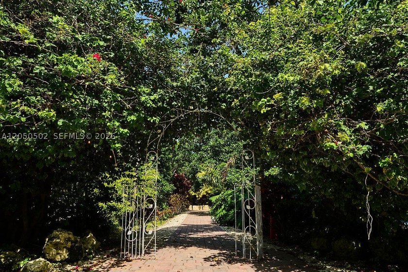 Exceptional opportunity to own a beautifully renovated 5-acre - photo 33