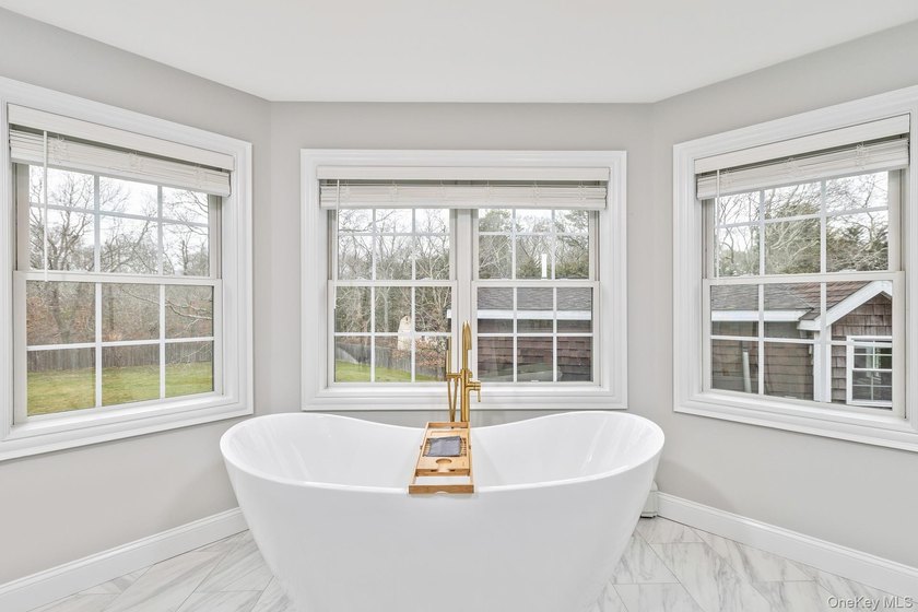 Exquisite Resort-Style Retreat in East Quogue. Recently - photo 34