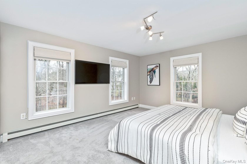 Exquisite Resort-Style Retreat in East Quogue. Recently - photo 35