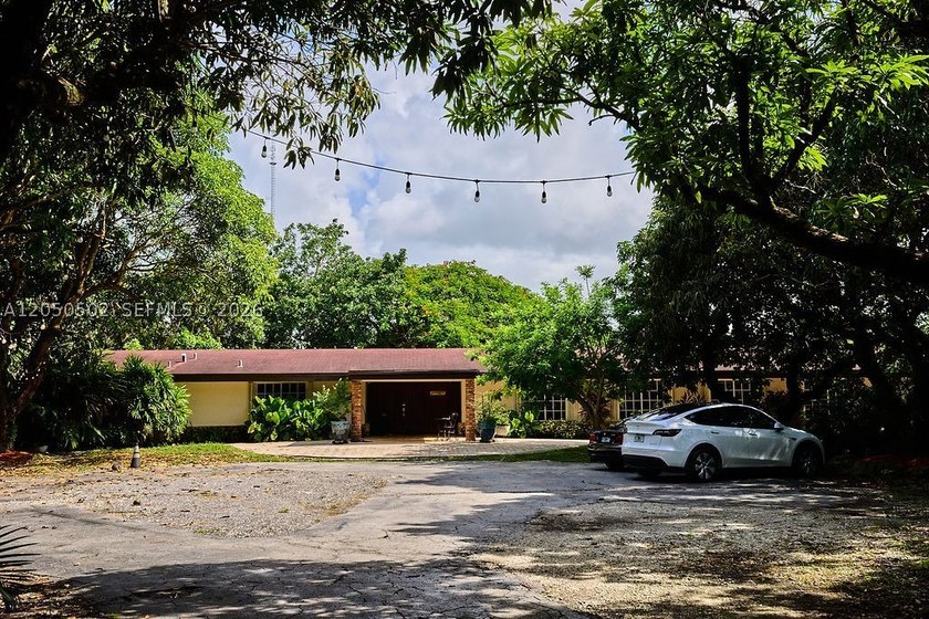 Exceptional opportunity to own a beautifully renovated 5-acre - photo 36